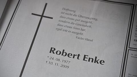 Die Traueranzeige für Robert Enke von seiner Frau Teresa in einer Tageszeitung in Hannover.