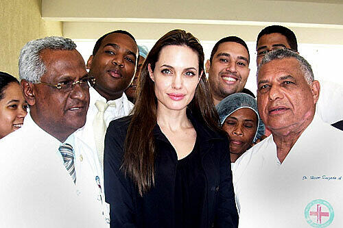 Die schöne Angelina Jolie mit den Ärzten einer Klinik im haitianischen Santo Domingo