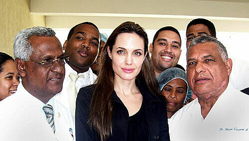 Die schöne Angelina Jolie mit den Ärzten einer Klinik im haitianischen Santo Domingo Die schöne Angelina Jolie mit den Ärzten einer Klinik im haitianischen Santo Domingo