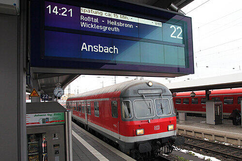 Ungewohnte Zuganzeige: Die S-Bahn fährt seit dem Wochenende auch nach Ansbach. Aber es klappt noch nicht alles.