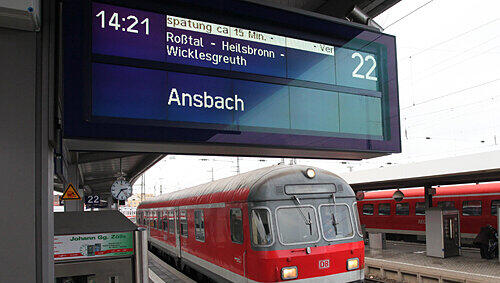 Ungewohnte Zuganzeige: Die S-Bahn fährt seit dem Wochenende auch nach Ansbach. Aber es klappt noch nicht alles. Ungewohnte Zuganzeige: Die S-Bahn fährt seit dem Wochenende auch nach Ansbach. Aber es klappt noch nicht alles.
