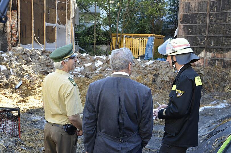 Schwabing am Tag nach der Bombensprengung: Die Spuren der Detonation sind deutlich zu erkennen, teilweise hat sie schwere Schäden verursacht. Derzeit werden die Schäden an den Gebäuden der Umgebung erfasst.