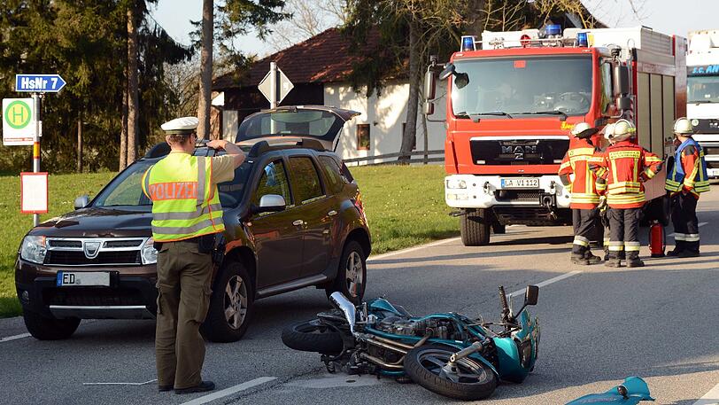 Das landwirtschaftliche Gespann hatte zuvor die komplette Fahrbahn blockiert. Der Zusammenstoß war unvermeidlich.