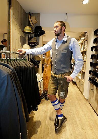 Passen die Schuhe? Wie sitzt die Lederne? Die Bilder von der Trachten-Einkleidung bei Angermaier.