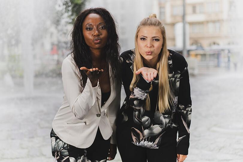 Für die perfekte Belichtung und den passenden Blitz gibt&rsquo;s ein Bussi für die Fotografin von Victoria (28) und Julia (19).