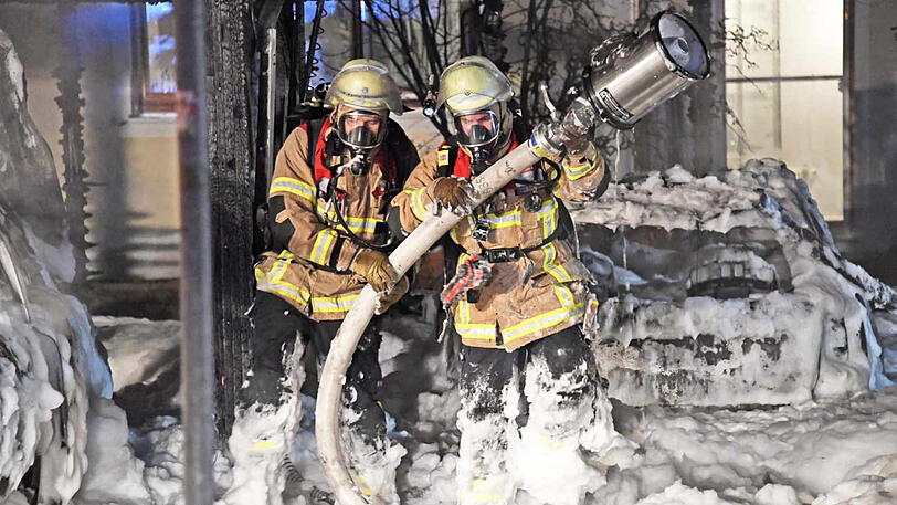 Schaum soweit das Auge reicht: Die Bilder vom Feuerwehreinsatz in Neubiberg, wo eine Garage komplett abgebrannt ist.