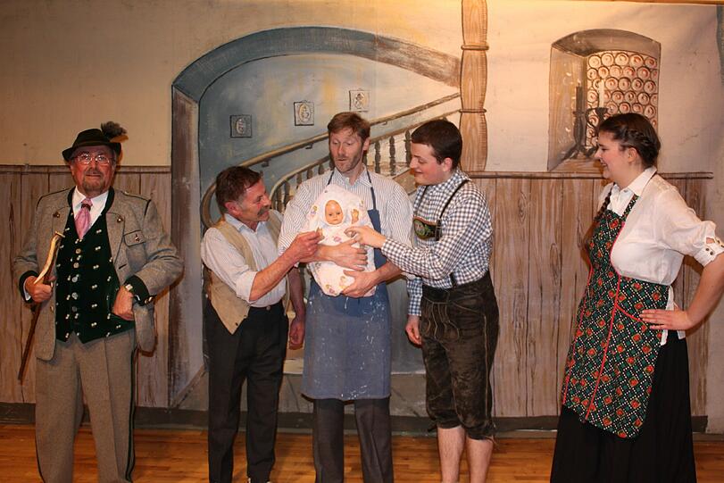 Viele Mannsbilder und eine Frau: "Der Weiberfeind" vom Feldmochinger Volkstheater.