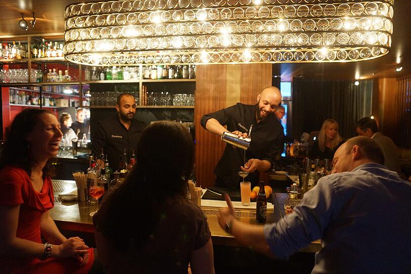 Gewusst, wie: die beiden Bartender (v. l.) Selly Memedou und Oliver von Carnap zaubern spezielle Cocktails für ihre Gäste.