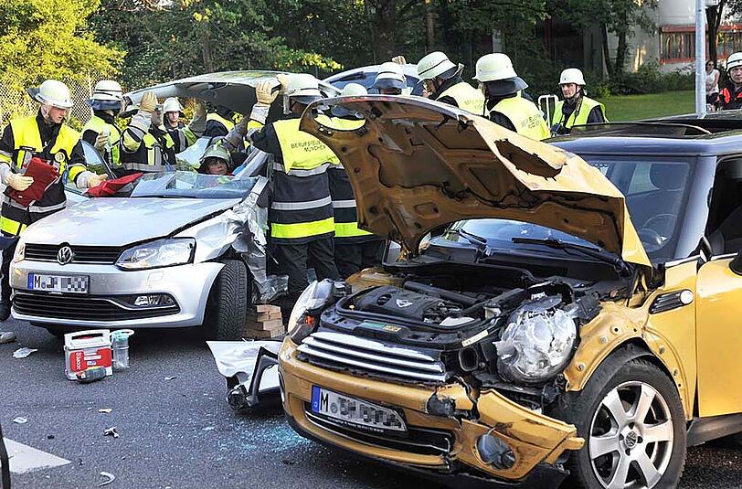Weitere Bilder vom Zusammenstoß und den Rettungsmaßnahmen.