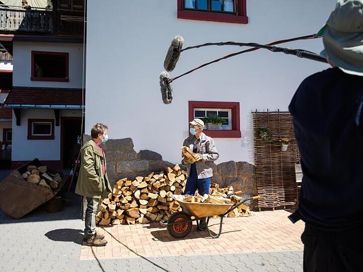 Proben am Set - aber nur mit Maske.