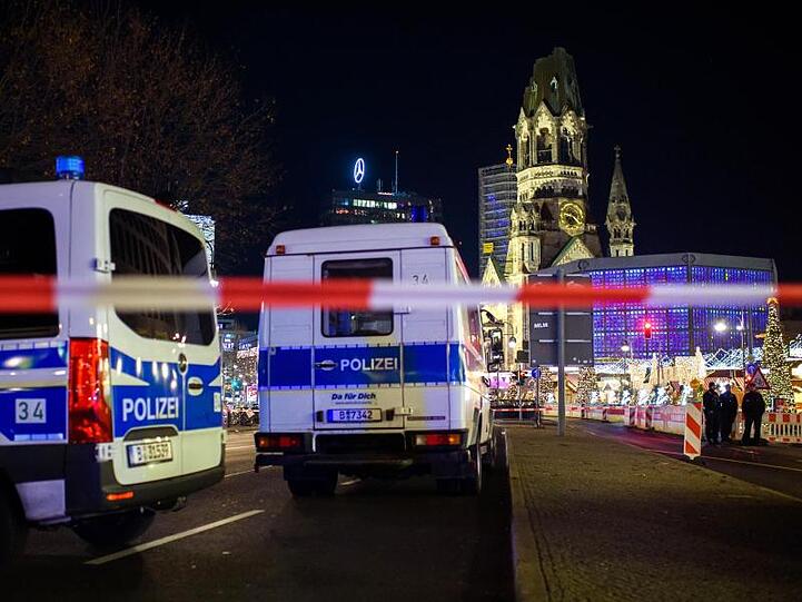 Die Polizei hat den Weihnachtsmarkt an der Berliner Gedächtniskirche geräumt.
