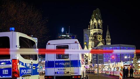 Die Polizei hat den Weihnachtsmarkt an der Berliner Gedächtniskirche geräumt.