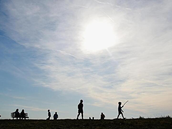 Zahlreiche Menschen nutzen das warme Septemberwetter für einen Ausflug. Foto: Nicolas Armer/dpa