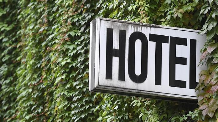 Das Beherbergungsverbot vieler Länder zum Schutz vor Corona-Infektionen steht im Fokus der Kritik. Das Beherbergungsverbot vieler Länder zum Schutz vor Corona-Infektionen steht im Fokus der Kritik.