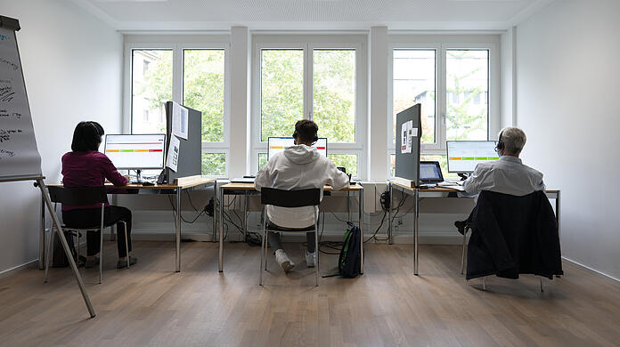 GSR-Mitarbeiter zur Kontakt-Nachverfolgung werten Daten im Zusammenhang einer Corona-Infektion aus und informieren die Personen, mit denen der Infizierte möglicherweise in Kontakt gekommen ist. (Symbolbild)