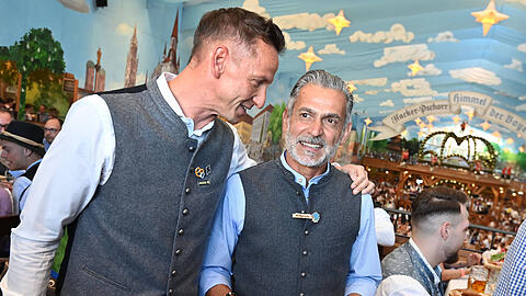 Gehörig unter Spannung: Geschäftsführer Marc-Nicolai Pfeifer (li.) und Trainer Maurizio Jacobacci.