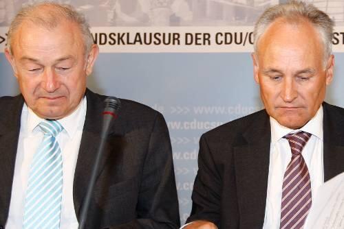 Den Blick fest nach unten: Ministerpräsident Günther Beckstein (l.) und CSU-Chef Erwin Huber müssen mit 50 minus X rechnen.