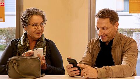 "Anna und ihr Untermieter: Wenn du träumst von der Liebe": Im "Digitalkurs für junge Alte" trifft Anna (Katerina Jacob) auf den charmanten Godehard (Richy Müller).