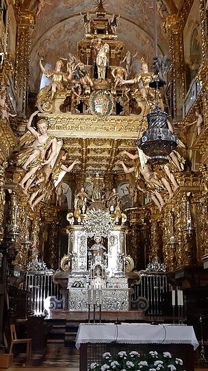 Der Altar in der Kathedrale von Santiago. Im Vordergrund kann man den Weihrauchkessel, den Botafumeiro, sehen, der zu besonderen Anlässen geschwungen wird. Dies ist für viele Pilger der Höhepunkt einer Pilgermesse.