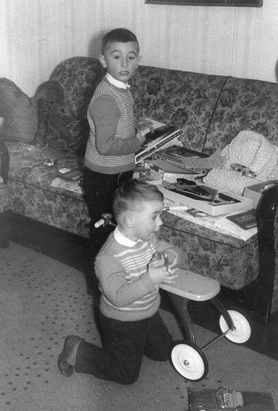 Bei Schie&szlig;lers kam freilich das Christkind &ndash; und brachte Rainer Maria Schie&szlig;ler (kniend) ein Dreirad.