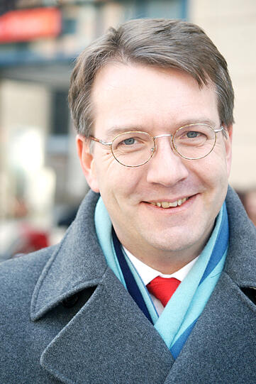 Felix Rackwitz (37),
Rechtsanwalt: &bdquo;Momentan
habe ich nur einen Hund.
Aus Karrieregründen ergab
sich noch keine Möglichkeit.
Aber in zwei Jahren
können wir uns das gut
vorstellen. Ich finde, Leute
ohne Kinder sollten eine
höhere Steuerlast tragen.&ldquo;