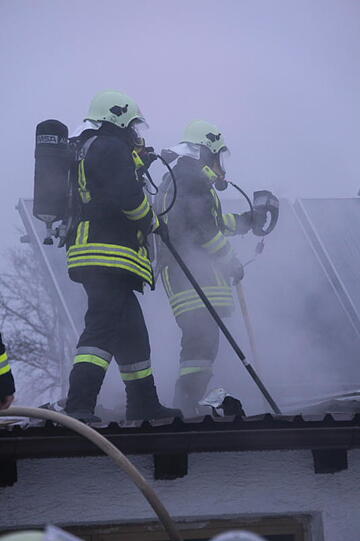 Rauch-Alarm am Rosenmontag in Mittbach: Unter einem Vordach ist ein Motorboot in Brand geraten. Zwei Personen wurden dabei leicht verletzt. Die Bilder vom Feuerwehreinsatz