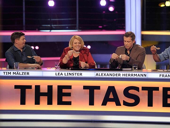 Tim Mälzer (li.) in der Jury von "The Taste"