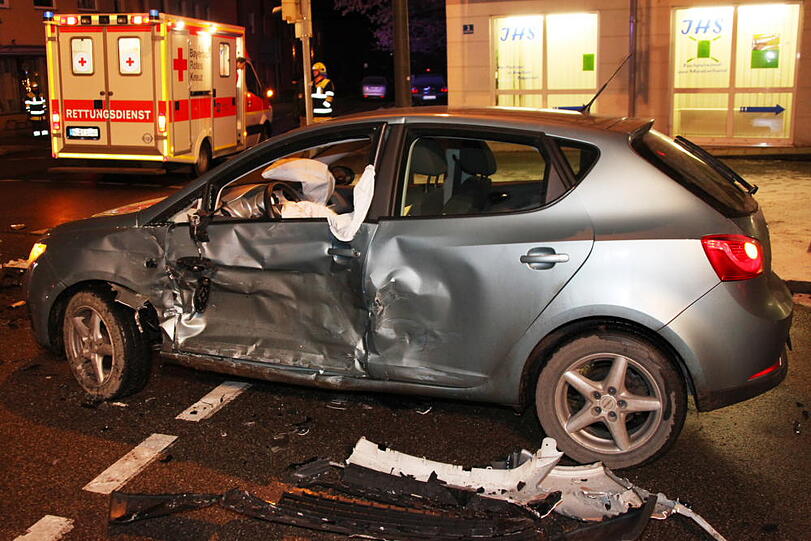 Zwei Leichtverletzte gab es am frühen Morgen gegen sechs Uhr in Waldkraiburg, als ein Seat einem Ford die Vorfahrt nahm. Die Bilder...