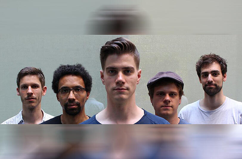 Maximilian Höcherl (M.) und seine Band treten heute auf dem Tollwood auf.