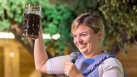 Sie kann auch Bierzelt: Katharina Schulze, Fraktionsvorsitzende der Grünen in Bayern, prostet beim politischen Frühschoppen auf dem Volksfest Gillamoos.