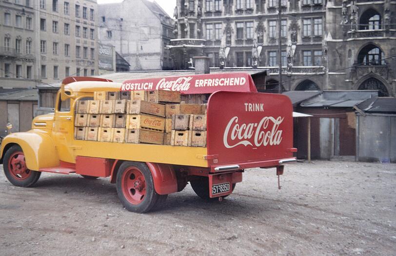 1950 parkt der Cola-Laster auf der noch unbebauten Südseite des Marienplatzes. In der Mitte hinten der Behelfsbau vom Donisl.