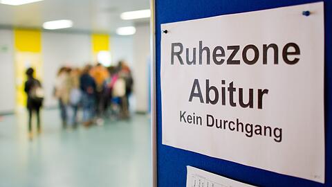Ein Schild "Ruhezone Abitur" hängt während der Abiturprüfung in einer Schule.