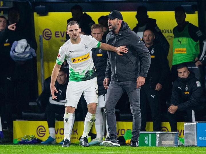 Die Gladbacher um Tony Jantschke (l) und Trainer Marco Rose sind trotz der Niederlage beim BVB weiter an der Bundesliga-Spitze.