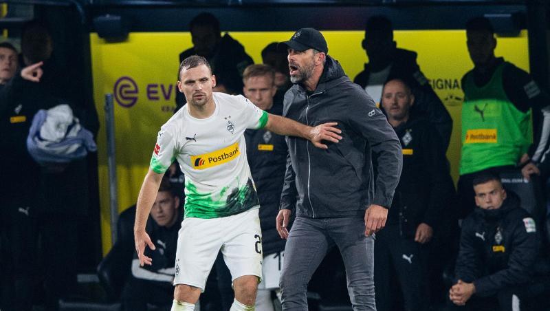 Die Gladbacher um Tony Jantschke (l) und Trainer Marco Rose sind trotz der Niederlage beim BVB weiter an der Bundesliga-Spitze. Die Gladbacher um Tony Jantschke (l) und Trainer Marco Rose sind trotz der Niederlage beim BVB weiter an der Bundesliga-Spitze.