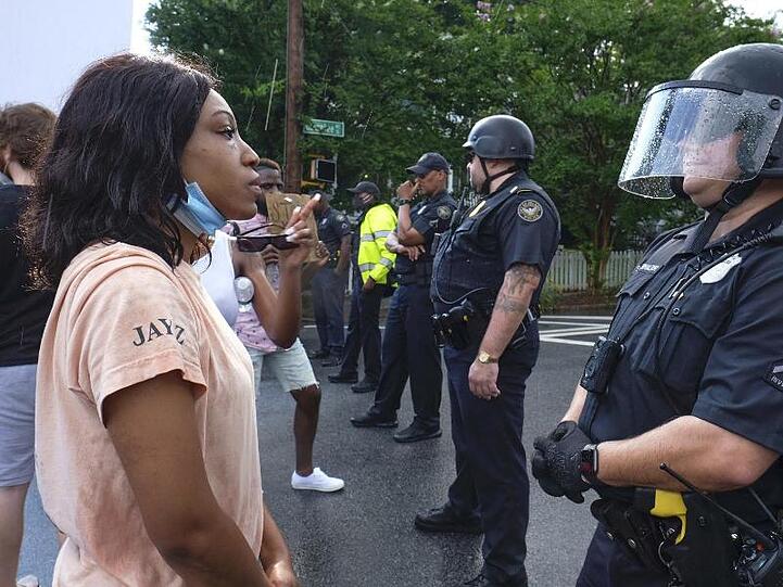 Demonstranten und Polizisten stehen sich in Atlanta gegenüber.