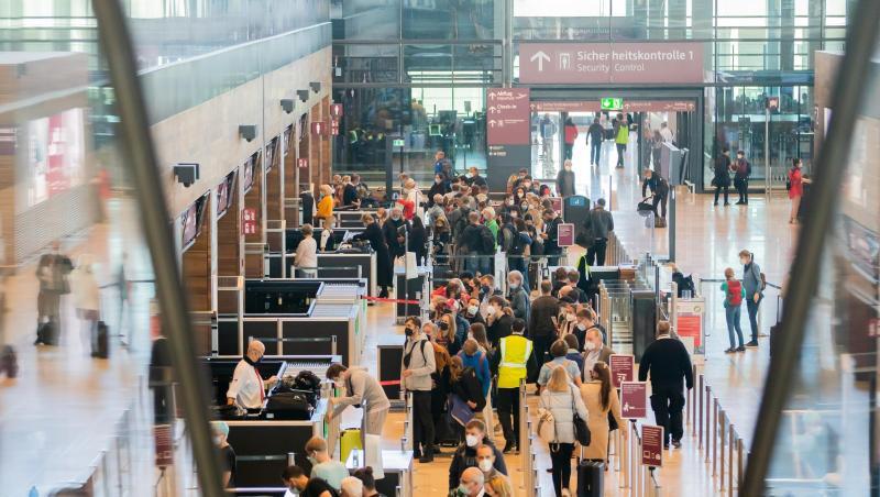 Anstehen vor der Sicherheitskontrolle am Flughafen Berlin-Brandenburg.