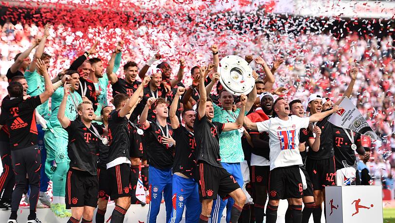 Spieler des FC Bayern jubeln nach dem Gewinn der 33. deutschen Meisterschaft.