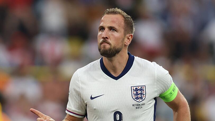 Jetzt muss es doch endlich klappen! Harry Kane wartet nach einer titellosen Premieren-Saison mit den Bayern noch immer auf seinen heiß ersehnten ersten Titel als Profifußballer. Klappt es jetzt stattdessen mit der seit 1966 vergeblich um Zählbares kämpfenden englischen Nationalmannschaft? Im EM-Finale in Berlin am Sonntag wartet mit Spanien das bislang überzeugendste Team des Turniers. Jetzt muss es doch endlich klappen! Harry Kane wartet nach einer titellosen Premieren-Saison mit den Bayern noch immer auf seinen heiß ersehnten ersten Titel als Profifußballer. Klappt es jetzt stattdessen mit der seit 1966 vergeblich um Zählbares kämpfenden englischen Nationalmannschaft? Im EM-Finale in Berlin am Sonntag wartet mit Spanien das bislang überzeugendste Team des Turniers.