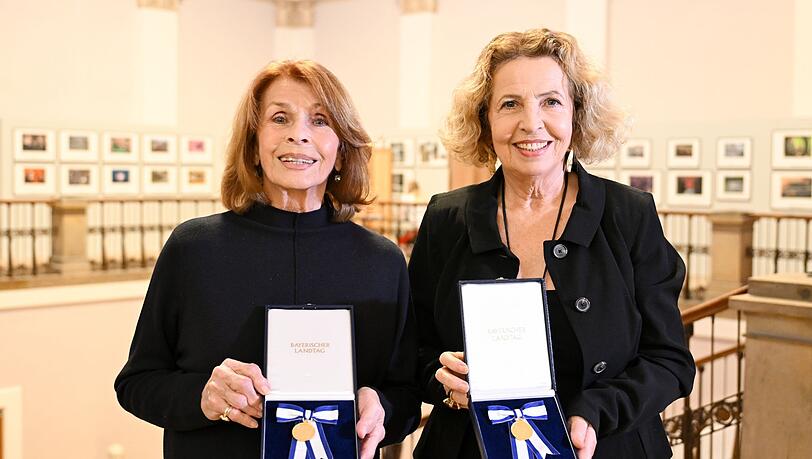 Die Schauspielerinnen Senta Berger (l) und Michaela May wurden im Landtag mit Verfassungsorden ausgezeichnet. Die Schauspielerinnen Senta Berger (l) und Michaela May wurden im Landtag mit Verfassungsorden ausgezeichnet.