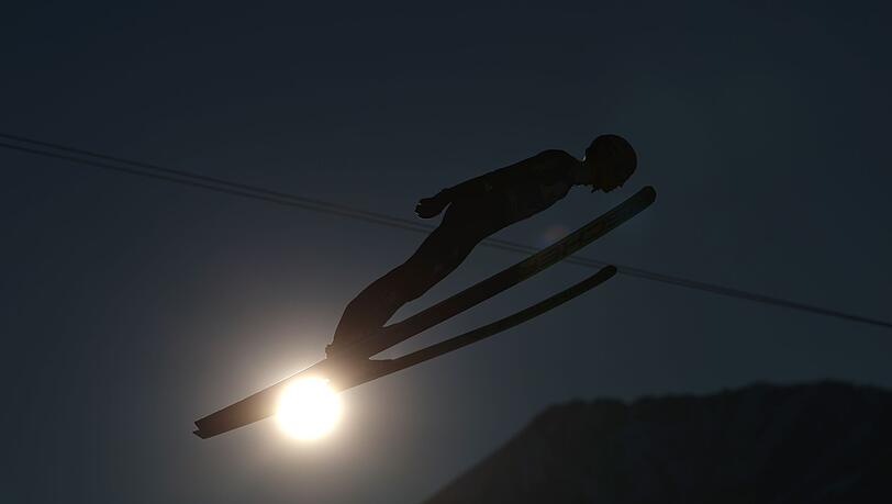 Karl Geiger legt einen schwachen Quali-Sprung hin.