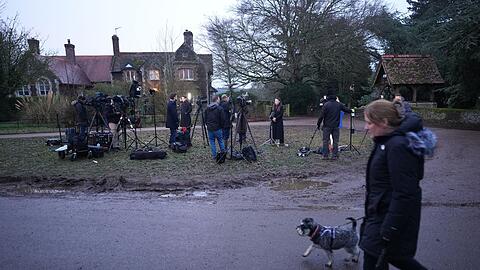 Etliche Medienvertreter warten auf Andrew.
