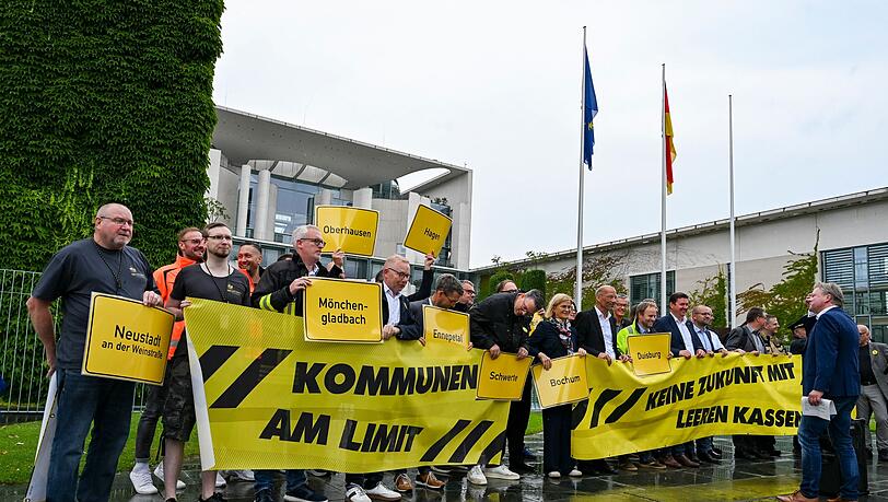 Vertreter mehrerer Städte und Kommunen demonstrieren mit Schildern und Bannern für finanzielle Unterstützung in Berlin. Vertreter mehrerer Städte und Kommunen demonstrieren mit Schildern und Bannern für finanzielle Unterstützung in Berlin.