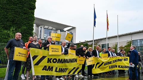 Vertreter mehrerer St&auml;dte und Kommunen demonstrieren mit Schildern und Bannern f&uuml;r finanzielle Unterst&uuml;tzung in Berlin.