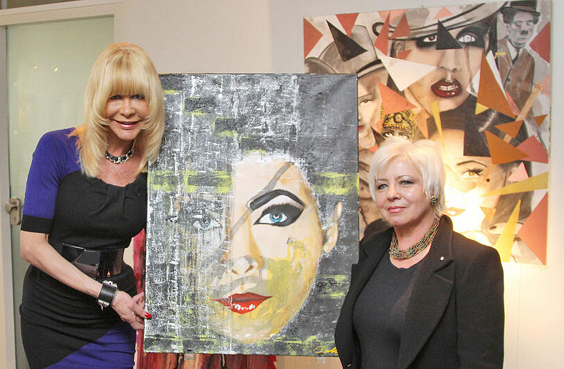 Dolly Buster malt auch Promis: Zwischen ihr und Galeristin Heidrun Kannegießer steht Liz Taylor. Hinten: Chaplin & Marilyn Manson.