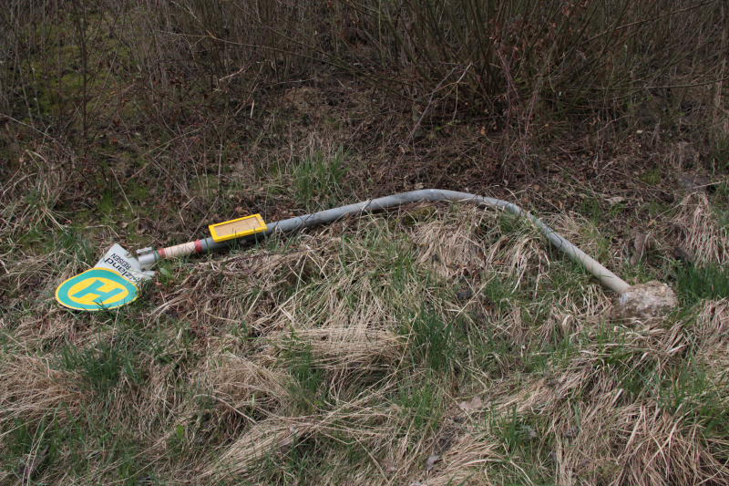 Bei Mitterbuchbach ist am Donnerstag ein Autofahrer mit seinem Mercedes von der Straße abgekommen und hat sich dabei überschlagen. Der Mann musste verletzt ins Krankenhaus eingeliefert werden, am Auto entstand ein Totalschaden.
