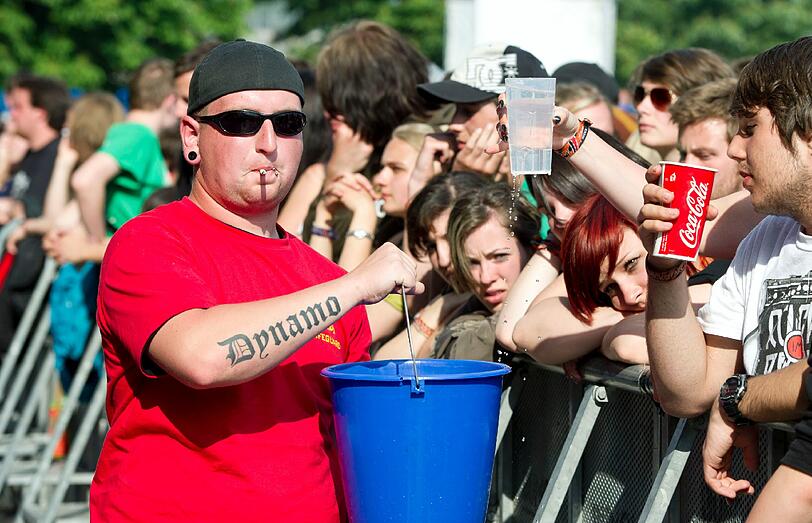 Heiße Rocker, wilde Punks und johlende Fans - auf den beiden Festivals Rock im Park und Rock am Ring feierten über 100.000 Rockfans am Wochenende ihre Lieblingsband. Unter anderem mit dabei: Metallica, Die Toten Hosen, The Ting Tings und Rapper Cro.