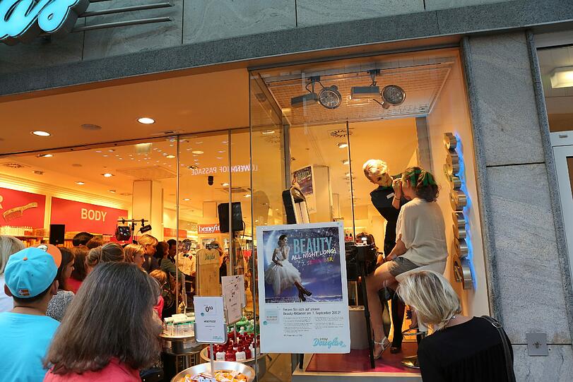 Schlangestehen beim Douglas in der Kaufingerstraße. Hier wurde live geschminkt - im Rampenlicht der Schaufenster!