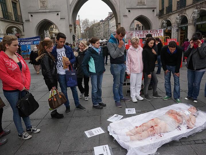 Die Bilder vom Nackt-Protest am Stachus.