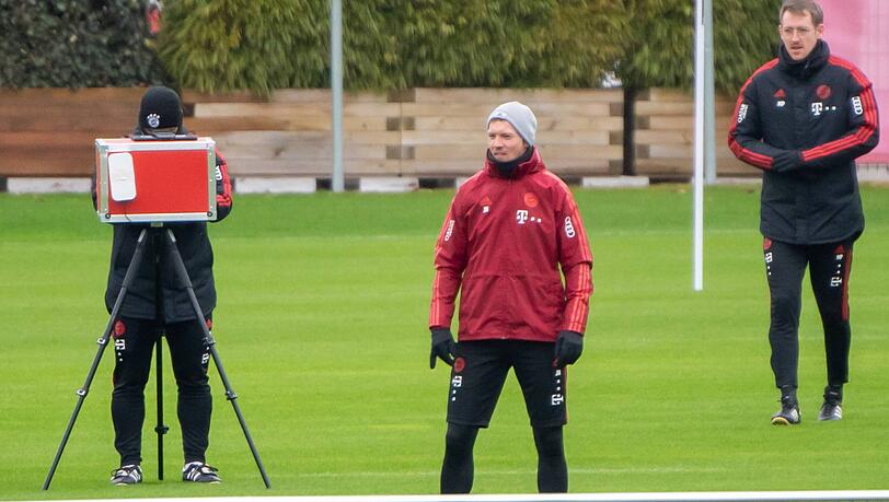 Bayern-Trainer Julian Nagelsmann am Mittwoch im Training: Der Coach muss aktuell auf etliche seiner Spieler verzichten.