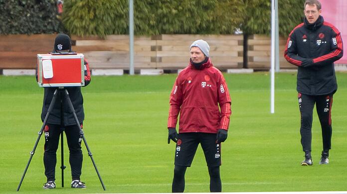 Bayern-Trainer Julian Nagelsmann am Mittwoch im Training: Der Coach muss aktuell auf etliche seiner Spieler verzichten.